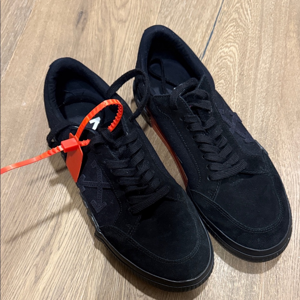 Off white mens sneakers suede 
Black , size 42